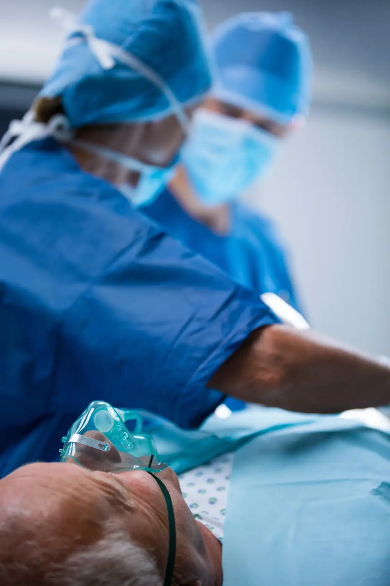 lekarze wykonujacy prace w sali operacyjnej